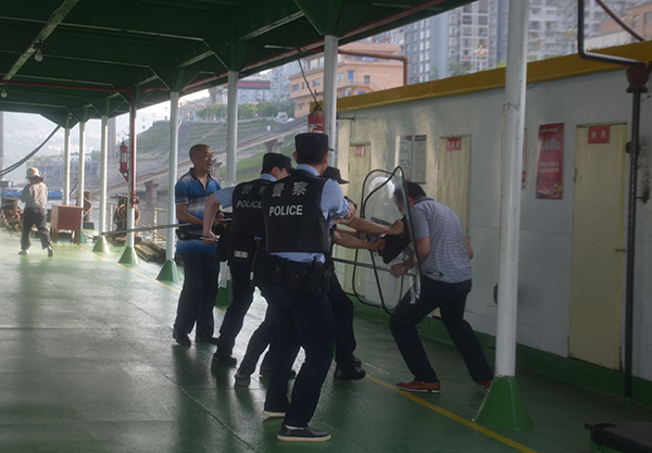 5cc51b552361a.jpg 忠縣分公司開展節(jié)前反恐應(yīng)急演練2.jpg