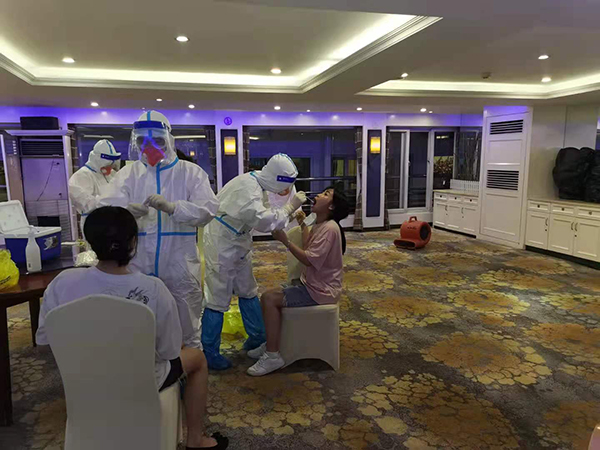 對(duì)?？慷妊疵谰S凱琳、凱蕾船員進(jìn)行核酸檢測(cè)2.jpg