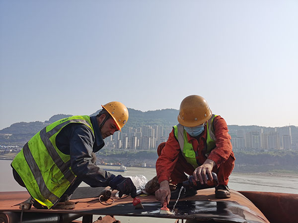 62d4c70558b60.jpg 維修人員修補礦石皮帶.jpg