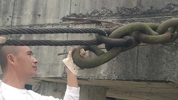 66416263d207e.jpg 2.紅星客運(yùn)碼頭工作人員檢查地牛.jpg